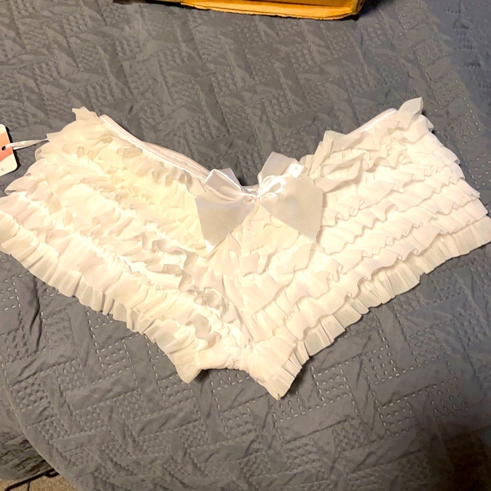 Booty short ruffled panties